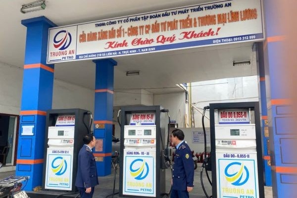 Ban xang dau gia cao hon muc toi da, mot doanh nghiep bi xu phat hinh anh