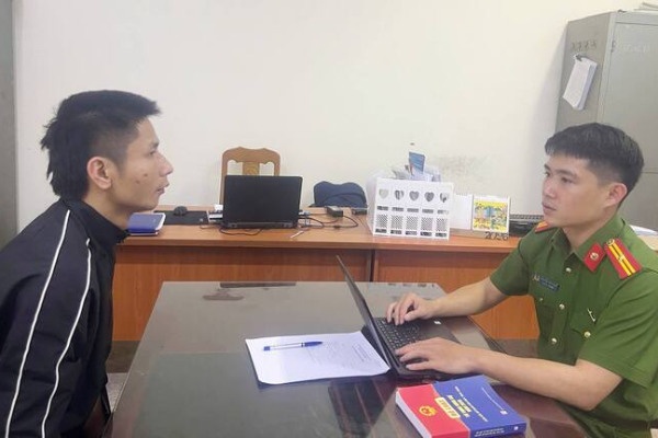 Tam giu doi tuong cam dao chem nguoi di duong o Ha Noi hinh anh