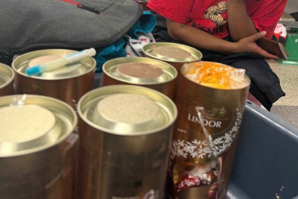 5 kg ma tuy nguy trang trong ong banh keo nhap khau qua Noi Bai hinh anh