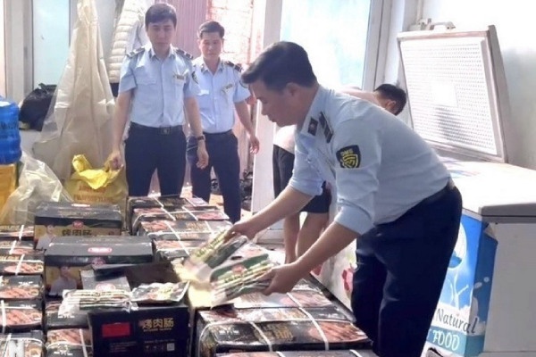 Ha Noi phat hien gan mot tan xuc xich nhap lau hinh anh