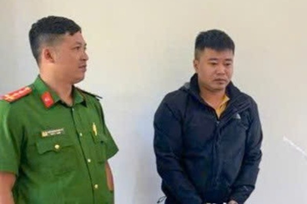 Bat giam 'co dat' lua gan 500 trieu dong cua khach hinh anh