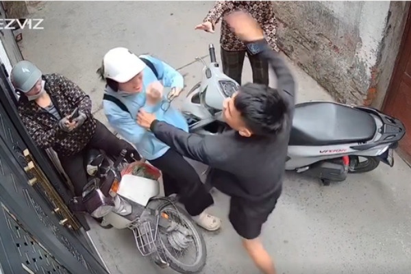 Nguoi phu nu,  bi hanh hung anh 2