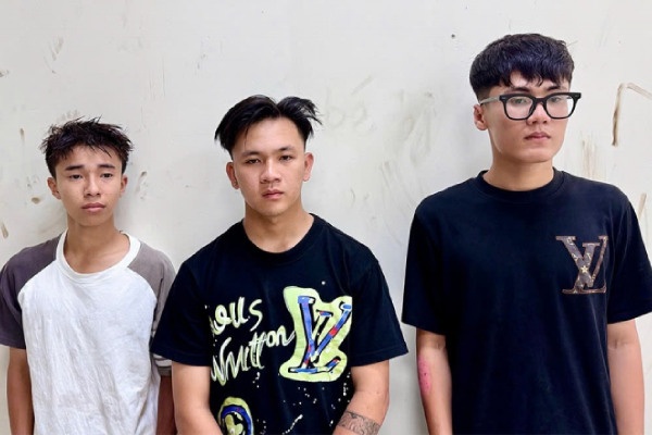 Bat giu nhom thanh thieu nien mang hung khi dap pha nha dan trong dem hinh anh