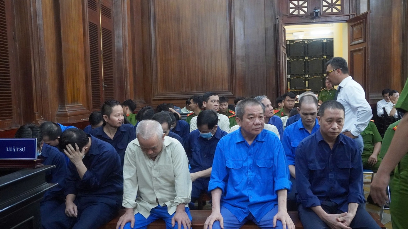 Cuu giam doc,  Dao tao lai xe anh 1