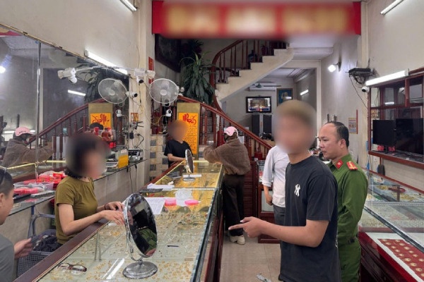 Truy nong doi tuong cuop giat tai tiem vang hinh anh