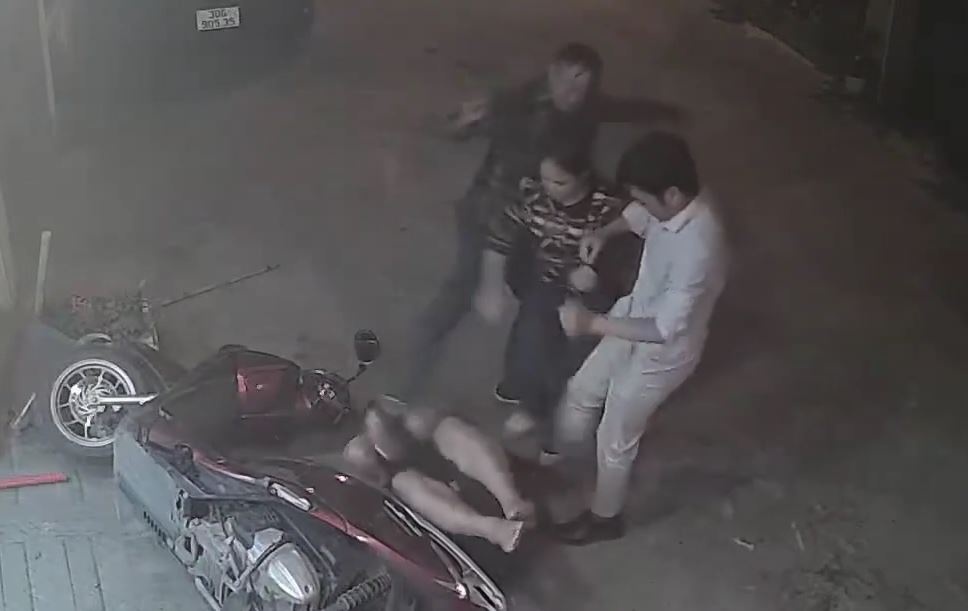 Nguoi dan ong bi 3 nguoi keo tu trong nha ra ngoai danh hinh anh