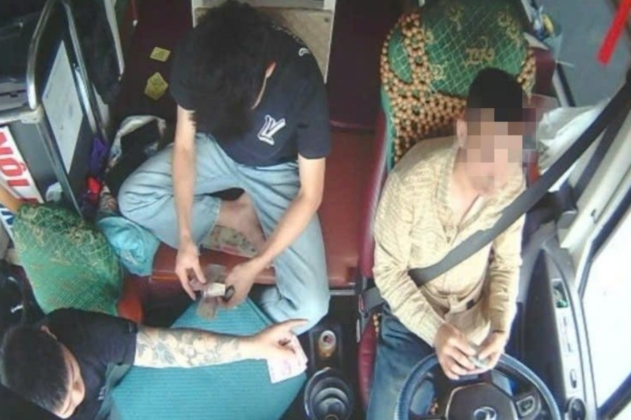 Tai xe va phu xe danh bac khi dang di chuyen tren cao toc hinh anh