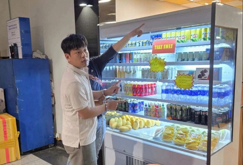 Doi tuong nguoi nuoc ngoai giet nguoi bi bat khi dang cho len may bay hinh anh