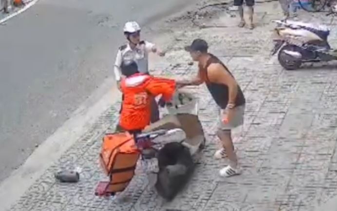 Bat tam giam nguoi dan ong hanh hung nu shipper o TP.HCM hinh anh