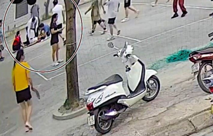 Dang dao cung con, bac si kip cuu nguoi dan ong nga quy tren san bong hinh anh