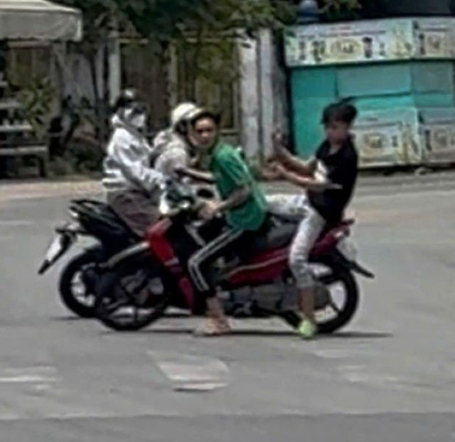 2 nguoi,  di xe may,  bi duoi danh anh 1