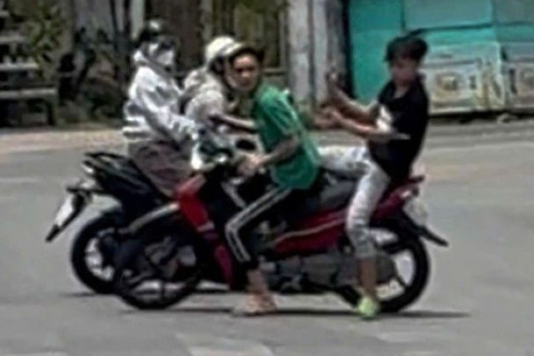 2 nguoi di xe may bi duoi danh tren duong o TP.HCM hinh anh