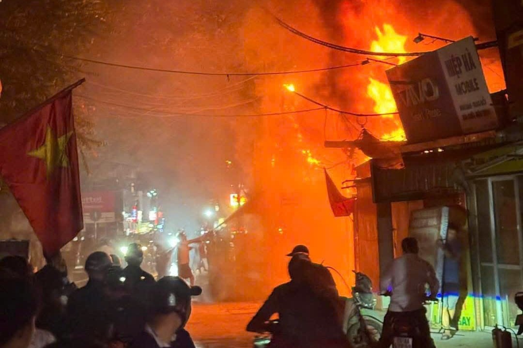 Ngoi nha tren pho Dinh Cong Ha o Ha Noi boc chay du doi hinh anh