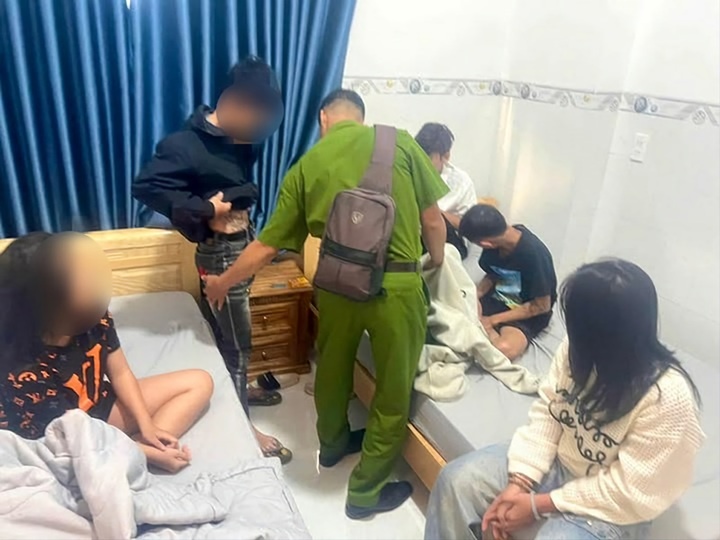 Tam giu,  2 thanh nien,  ru be gai,  duoi 14 tuoi anh 1