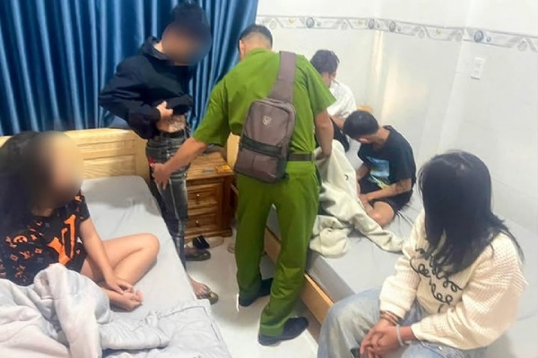 Tam giu 2 doi tuong ru be gai duoi 14 tuoi vao nha nghi o Gia Lai hinh anh