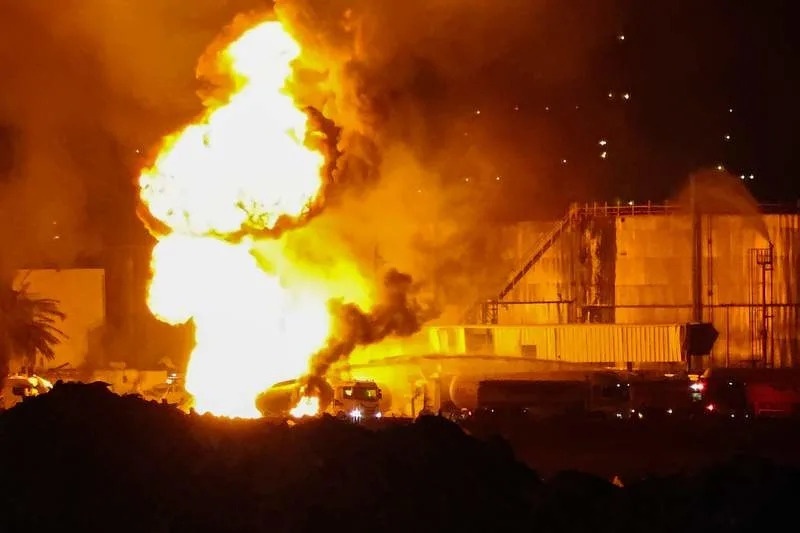 Iran the pha huy 'khong the dao nguoc' ha tang nang luong Trung Dong hinh anh