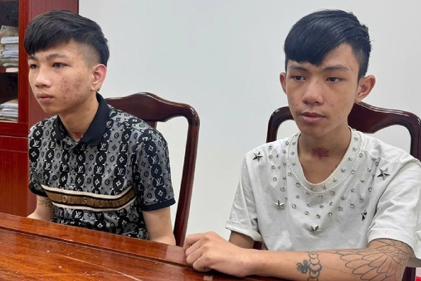 Bat 2 thanh nien cung dong bon chem trong thuong nguoi roi bo tron hinh anh