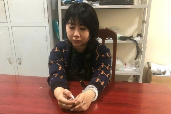 Bat qua tang 'nu quai' mang ma tuy di ban hinh anh