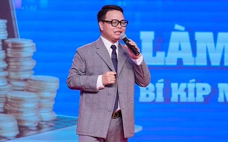 Vo chong Mr Hunter,  Le Khac Ngo,  Mr Pips,  Shark Binh,  Rua tien,  Lua dao anh 1