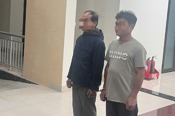 Tam giu hinh su 2 doi tuong xam hai be gai hang xom hinh anh