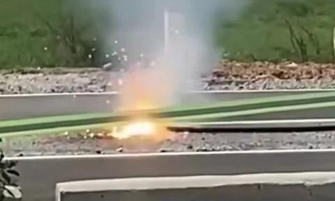 Day dien dut roi xuong duong chay no nhu phao hoa hinh anh