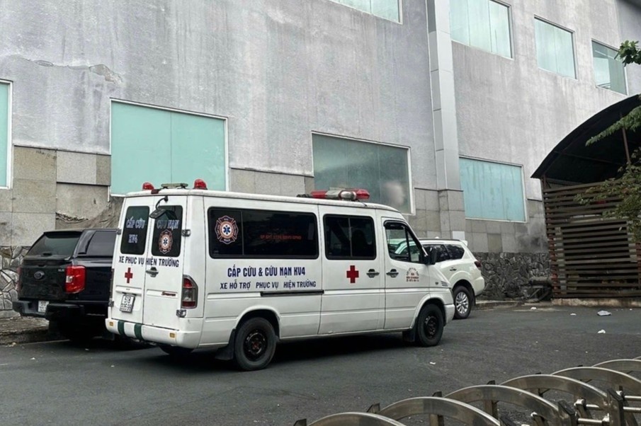 Nguoi dan ong roi tu tang 17 chung cu o TP.HCM hinh anh