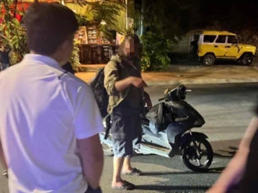 Du khach nuoc ngoai dam cong an roi bo chay hon 70 km hinh anh