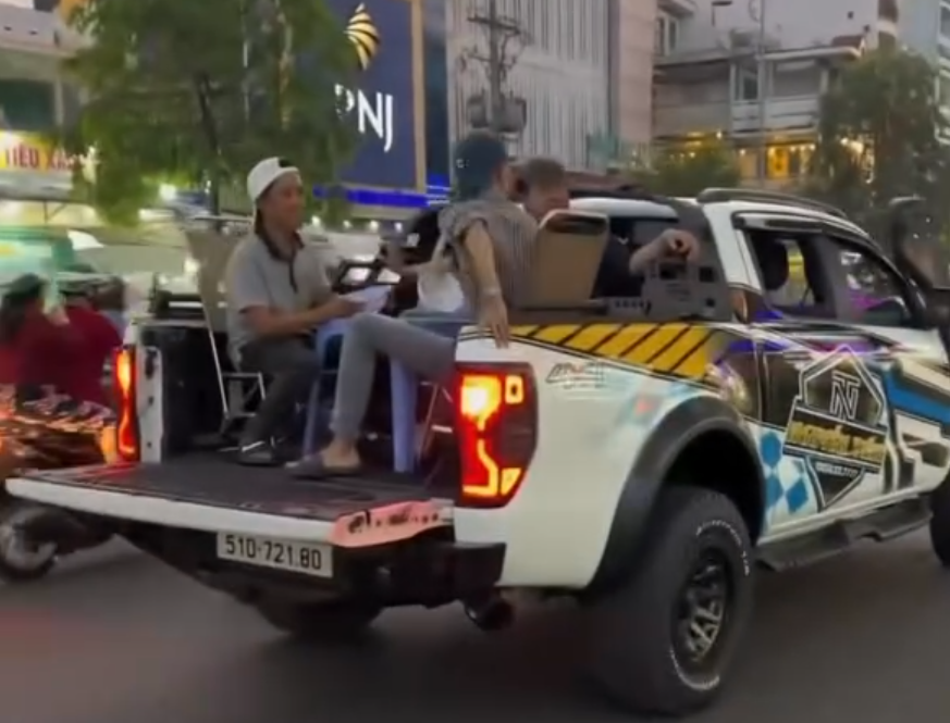 Tuoc bang tai xe cho nhom nguoi an uong tren thung xe ban tai o TP.HCM hinh anh