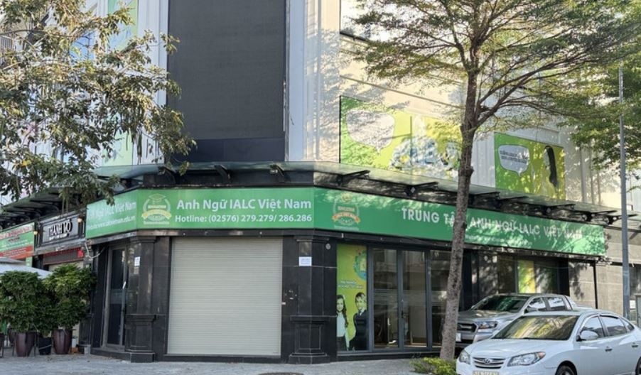 Mot trung tam ngoai ngu dot ngot dong cua, co dau hieu lua dao hinh anh