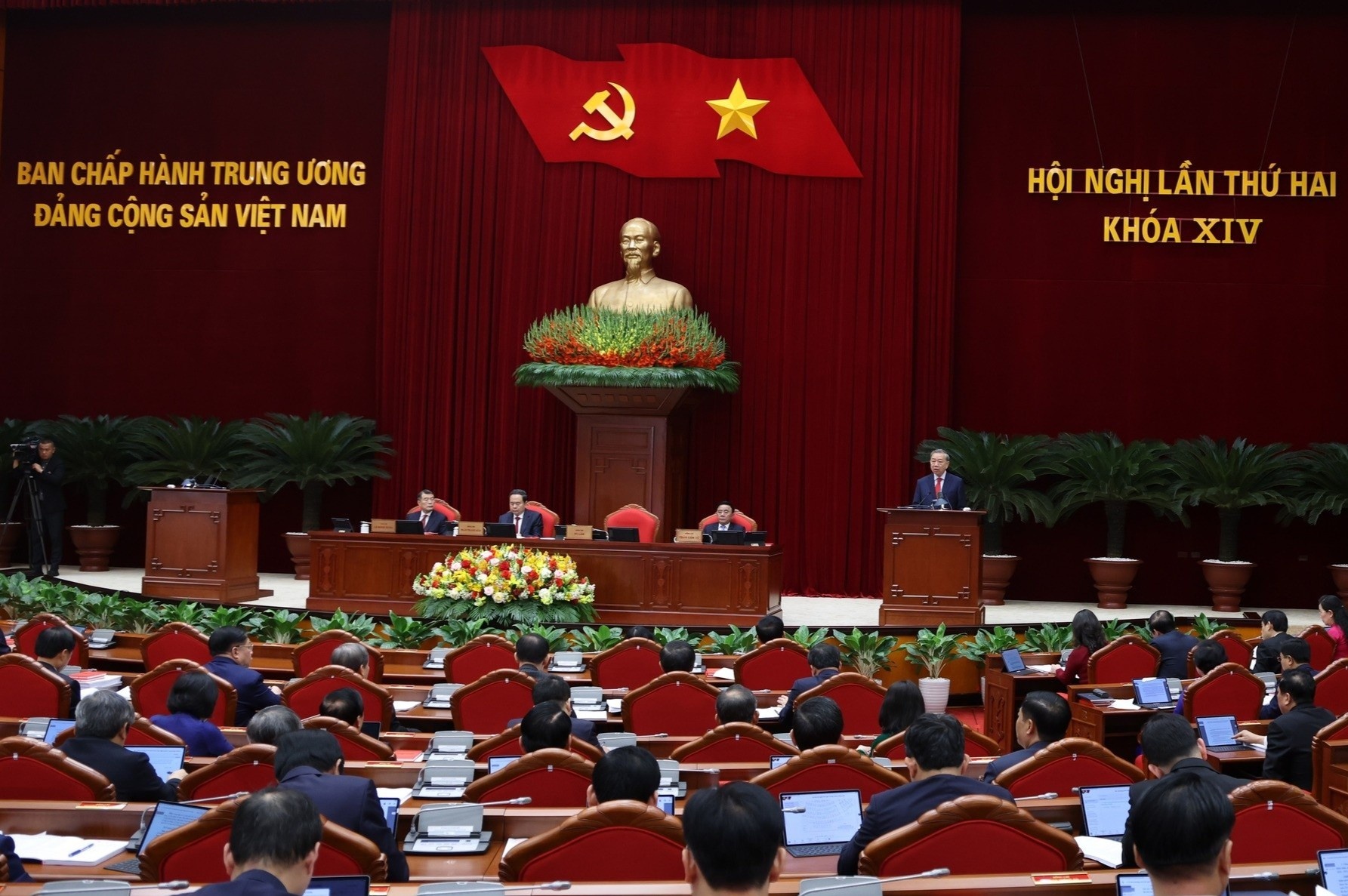 Khai mac Hoi nghi Trung uong lan thu hai hinh anh