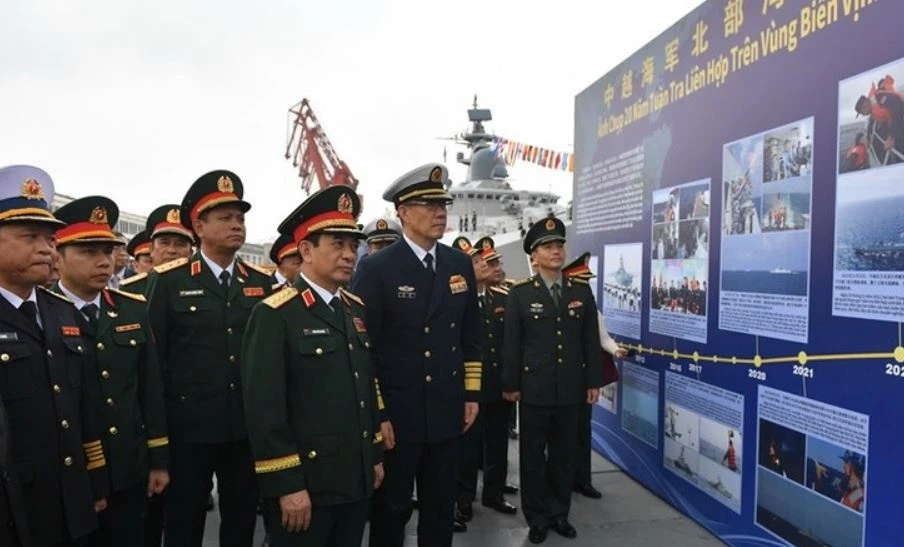 Hai quan Viet - Trung bat dau tuan tra lien hop tren Vinh Bac Bo hinh anh