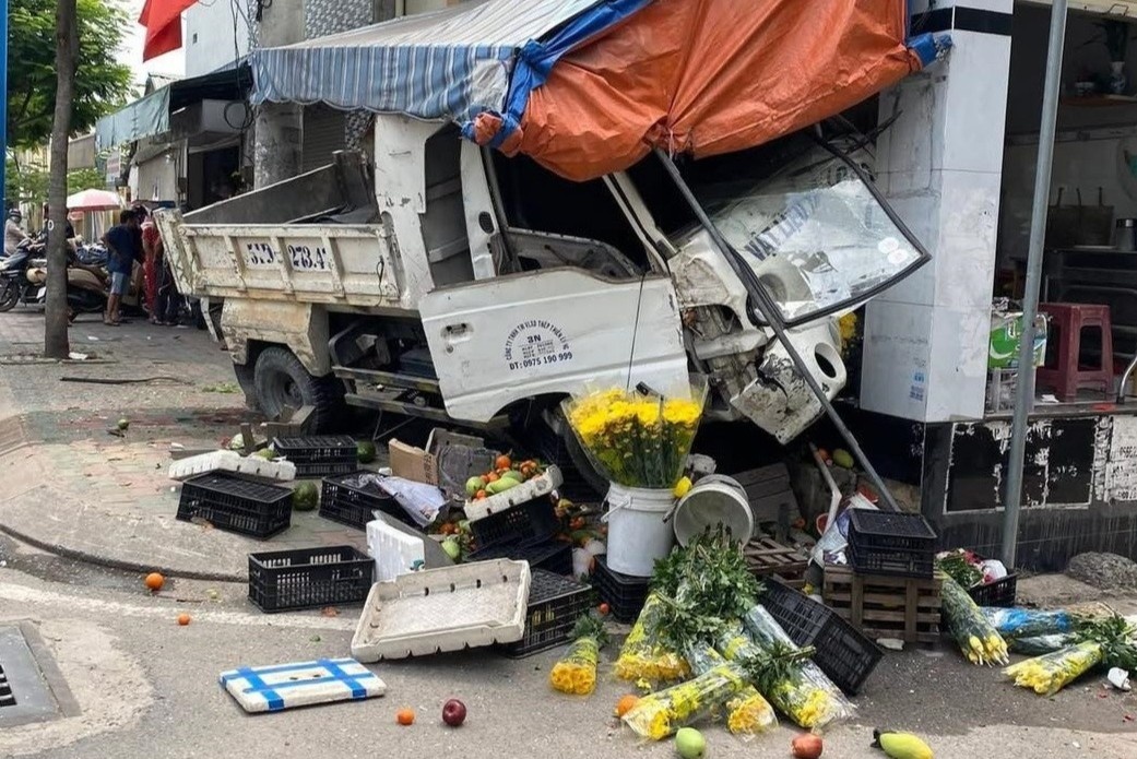 Xe tai chay nguoc chieu, huc vang sap trai cay o TP.HCM hinh anh