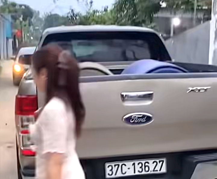 Xe ban tai chan ngo anh 1