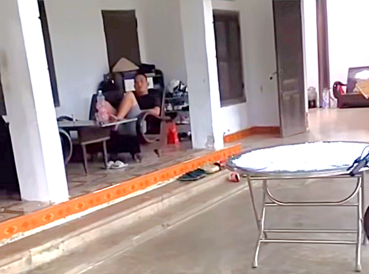 Xe ban tai chan ngo anh 2