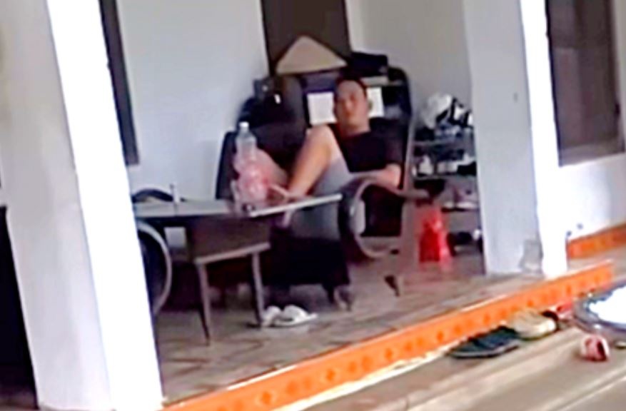 Xe ban tai chan ngo, chu xe than nhien ngoi nhin hinh anh