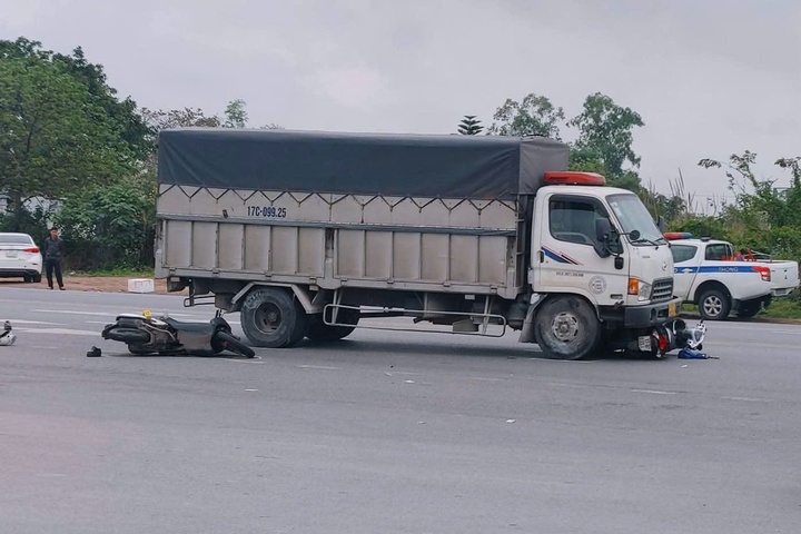 Xe tai tong lien hoan 3 xe may o Ninh Binh, hai phu nu tu vong hinh anh