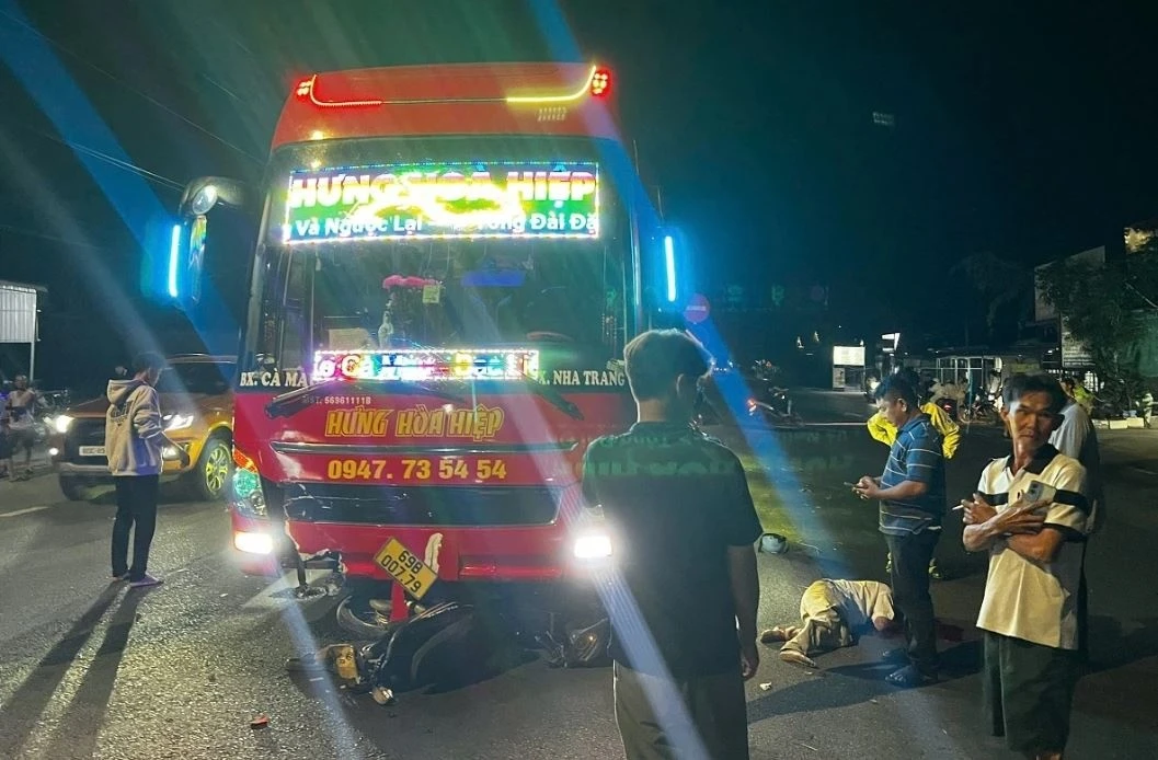 Xe may va cham xe khach, hai nguoi tu vong tai cho hinh anh