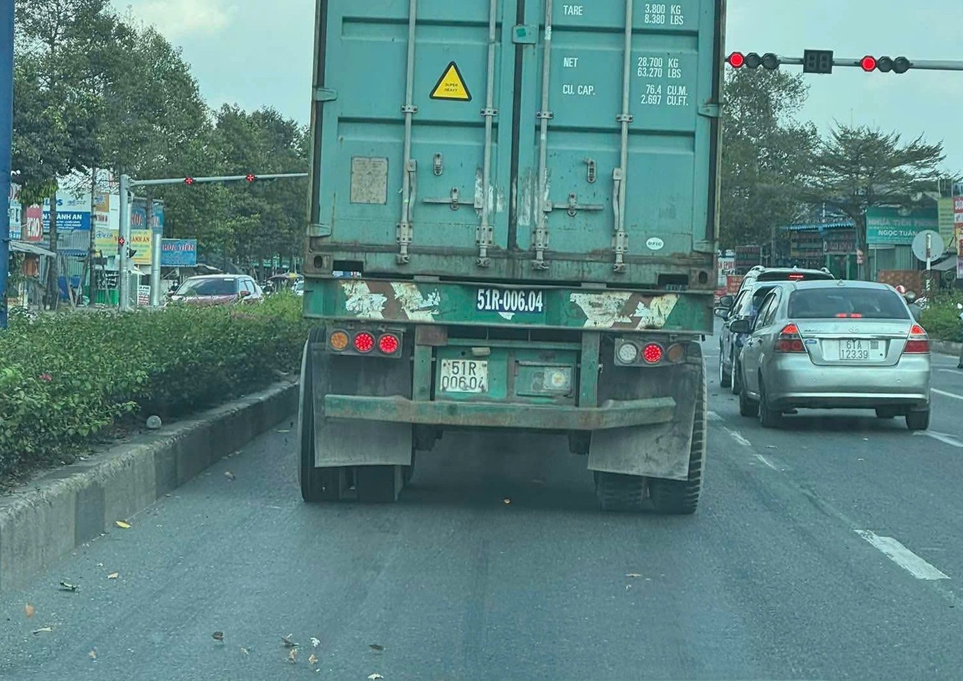 Xe dau keo container lang lach, tat dau oto gay buc xuc o TP.HCM hinh anh