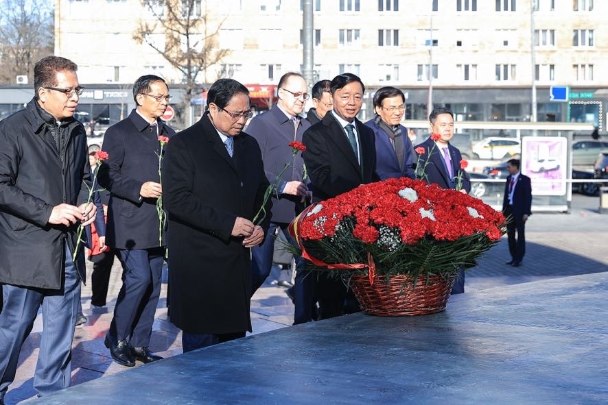 Thu tuong dang hoa tai Tuong dai Chu tich Ho Chi Minh o Moscow hinh anh