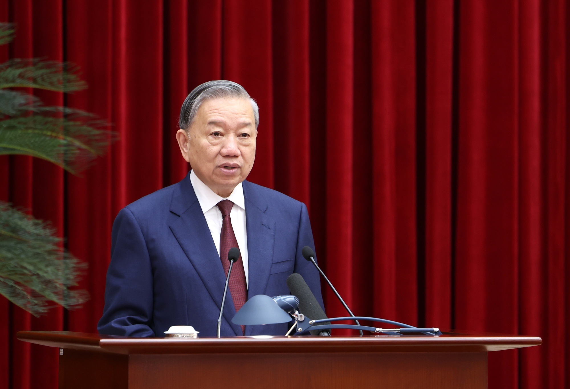 Phat bieu be mac cua Tong Bi thu tai Hoi nghi Trung uong lan thu hai hinh anh