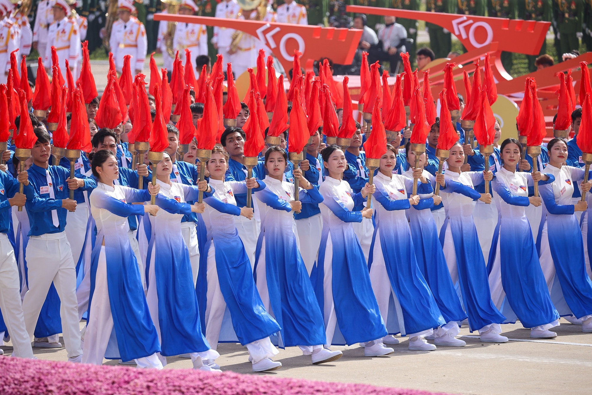 Thanh nien voi tuong lai dat nuoc hinh anh