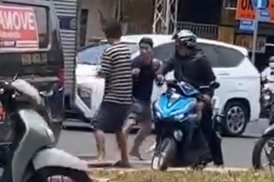 Tin moi vu hai tai xe danh nhau giua duong o phuong Cho Lon hinh anh