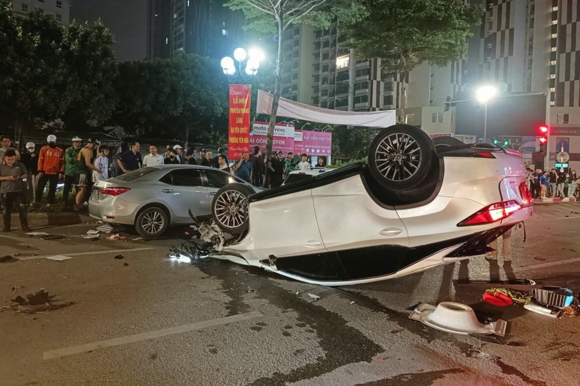 Xe Lexus gay tai nan lien hoan roi lat ngua tren pho Trung Kinh hinh anh