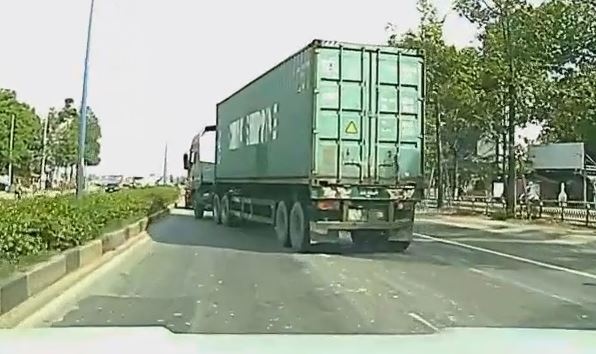 Can canh xe container lang lach, tat dau tren duong My Phuoc Tan Van hinh anh