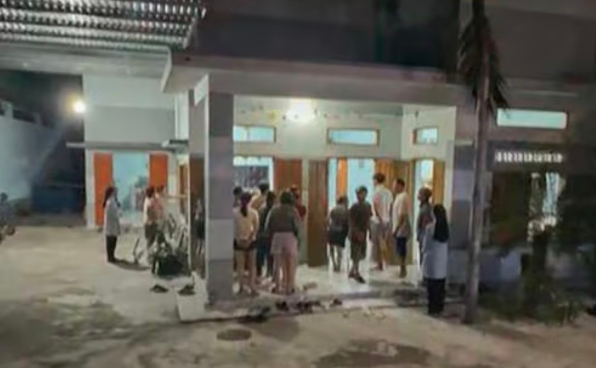 Cha 'doi mang' cuu hai con khoi dong nuoc xoay hinh anh