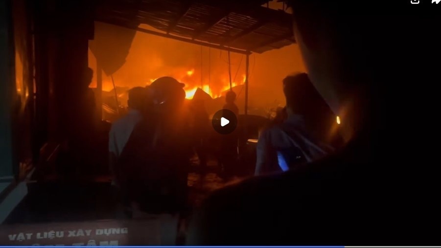 Hoa hoan thieu rui day nha ven song o Ca Mau hinh anh