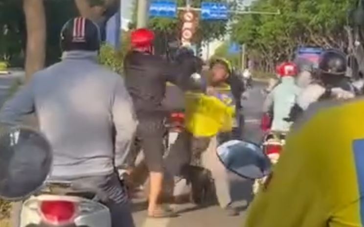 Au da sau va cham giao thong giua nga tu o TP.HCM hinh anh