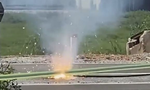 Day dien roi xuong duong chay nhu phao hoa o TP.HCM hinh anh