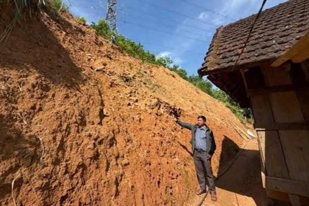 Hon chuc nghin khoi dat da 'treo' lo lung tren khu dan cu hinh anh