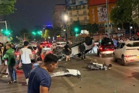 Tai xe buon ngu gay tai nan lien hoan nghiem trong tai pho Trung Kinh hinh anh